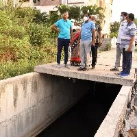 గుంటతిప్ప, పుల్లేటి డ్రెయిన్లను పరిశీలించిన వీఎంసీ కమిషనర్