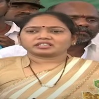 Ex-HM Sucharitha meets CM Jagan, asks media to forgive her daughter 