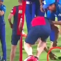Video of Jonty Rhodes touching Sachin Tendulkars feet after IPL game sends Twitter into frenzy