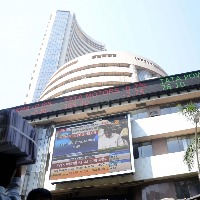 Indices fall sharply in early trade, Sensex declines nearly 1K pts
