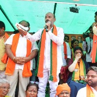 TRS activists obstruct Telangana BJP chief’s yatra, raises slogan of ‘Bandi Go Back’