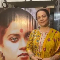 Blue eyed actress Mandakini back to camera
