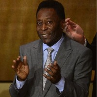 Pele leaves hospital after cancer treatment