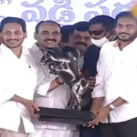Balineni Pranith Reddy gifts CM Jagan