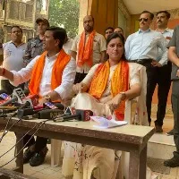 Shivsena workers protests outside MP Navneet Kaur Rana residence