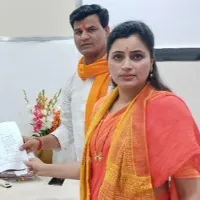mp navneet kour complaint to police on cm Uddhav Thackeray