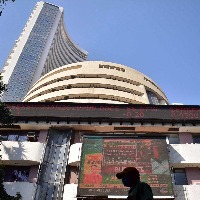 Equities extend losses, rising inflation a concern