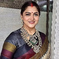 Kushbu pens heartfelt posts to daughters on Instagram