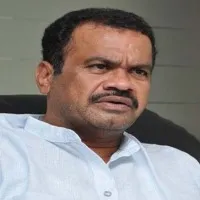 Komatireddy fires on KCR
