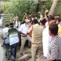si and a constable injured in ysrcp stone pelting