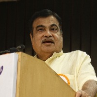BJP workers disrupt T'gana Minister's speech in Gadkari's presence