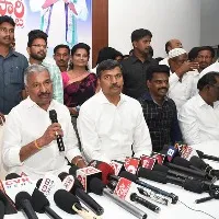 Puttaparthi: YSRCP activists gherao Minister Peddireddy Ramachandra Reddy