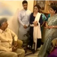 Chandrababu consoles Sundaranaidu family members