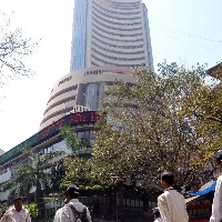 Indian equities start new week in red