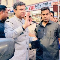 Shiv Sena, MNS, BJP slam AIMIM leader's visit to Aurangzeb's tomb