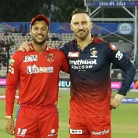 rcb wins toss and chose field first