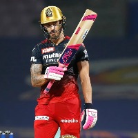Virat handling indifferent form really well, a good score is round the corner: Du Plessis