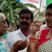Gadapa Gadapaku: Roja laughs as elderly man asks her to arrange bride for him