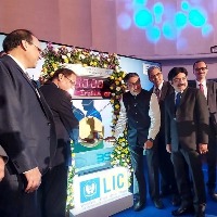 Much-awaited LIC lists with discount of over 8%