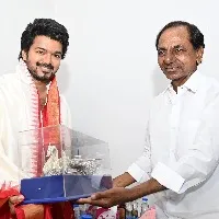 సీఎం కేసీఆర్ ని మర్యాదపూర్వకంగా కలిసిన హీరో విజయ్
