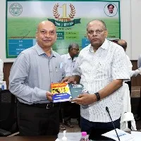 సీఎస్ సోమేశ్ కుమార్ కు పుస్తకాలను బహూకరించిన డీజీ ఉమేష్ షర్రాఫ్