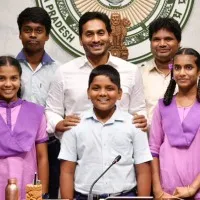 Bendapudi high school students talk to CM Jagan with fluent english
