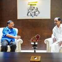 KCR, Kejriwal discuss national politics at luncheon meeting
