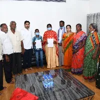 nara lokesh handed over 5 lack rupees cheques to tummapudi rape and murder victim family