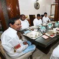 KCR, Deve Gowda discuss 'topics of national importance'