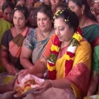 MLA Balakrishna’s wife Vasundhara launches Anna Canteen in Hindupur