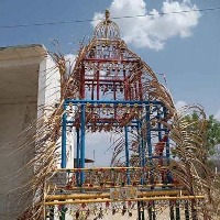 3 electrocuted as chariot grazes current wire