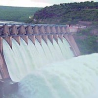 Fisherfolk of AP, Telangana pelt stones at each other over fishing at Nagarjunasagar