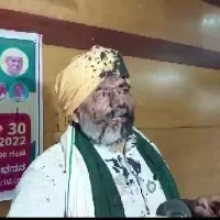 a persion attackes on Rakesh Tikait with media mike in bengaluru