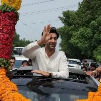 Ranbir Kapoor reaches Visakhapatnam for Brahmastra promos fans get a crane to put a garland on him