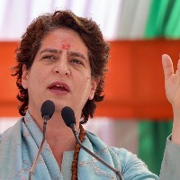 Don't lose hope, Priyanka tells party men