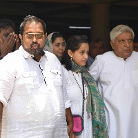Javed Akhtar, Vishal Bhardwaj among others attend KK's funeral, bid final goodbye
