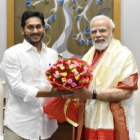 Andhra CM meets PM, seeks relaxation of debt ceiling