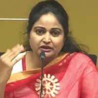 Divyavani praises Chandrababu after resigning to TDP