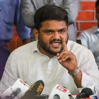 Hardik deletes messages saying he was threatened