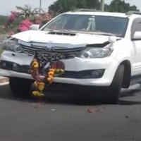 Minister Jogi Ramesh narrowly escapes accident