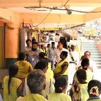 విధి నిర్వహణలో కార్మికులు సమయపాలన పాటించాలి: వీఎంసీ కమిషనర్