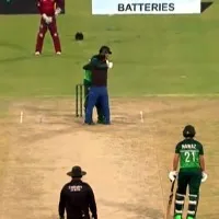 spectator came to field and salutes pak cricketer shadab khan