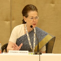 Sonia Gandhi reaches out to Sharad Pawar, Mamata Banerjee over Prez poll