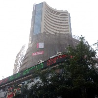 Indices tumble in opening session as high inflation in US trigger selloff