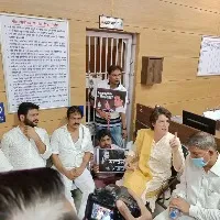 priyanka gandhi vadra fires on police over rude with KC Venugopal