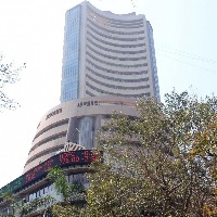 Indices extend losses, moderation in domestic inflation arrests steep downside