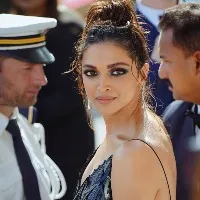deepika padukone rushed to kamineni hospital deu to increase heart beat