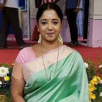 Once heroine of star heroes, now selling soaps