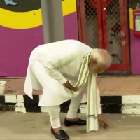 Modi picks up litter during inspection of Pragati Maidan tunnel