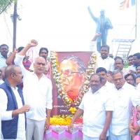 Peddapalli: Harish Rao angry on cops for halting traffic